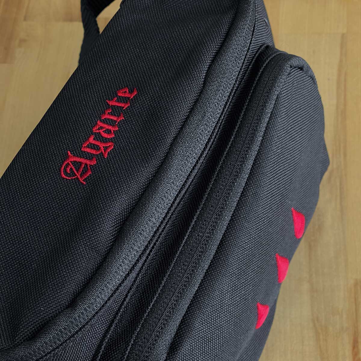 Riñonera gotas rojas