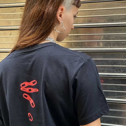 Camiseta Fatal - PANTONE 032C script